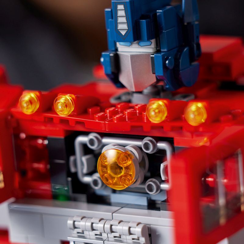 LEGO® Icons Transformers Optimus Prime (10302) - φωτογραφία 4