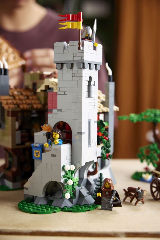 LEGO® Icons Medieval Town Square (10332) φωτογραφία