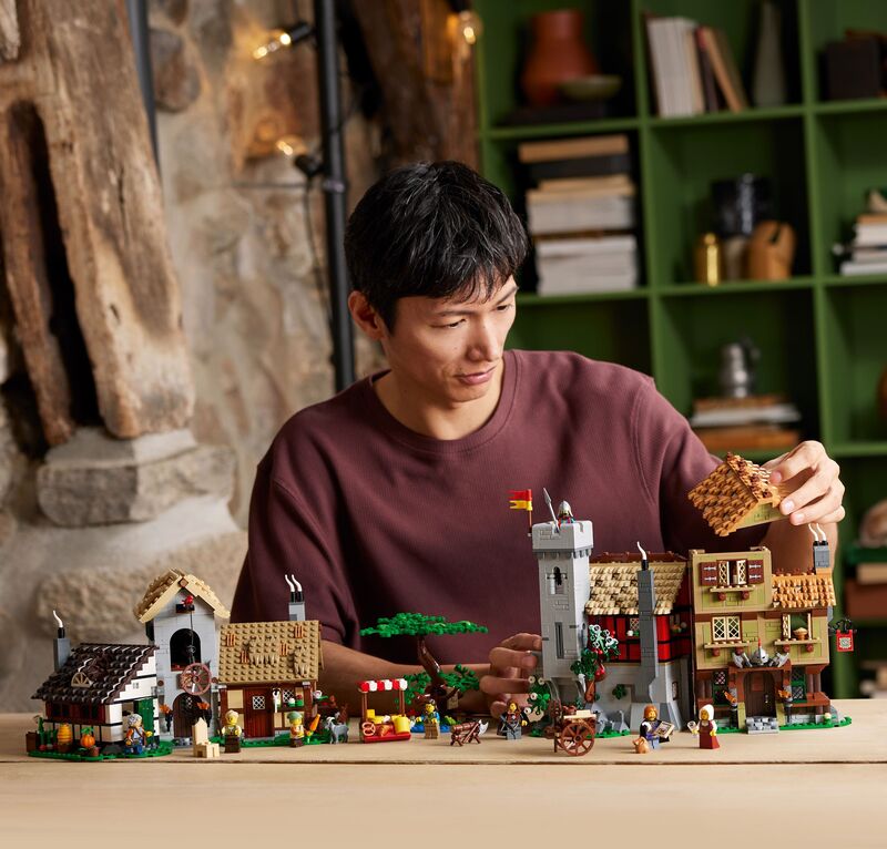 LEGO® Icons Medieval Town Square (10332) φωτογραφία