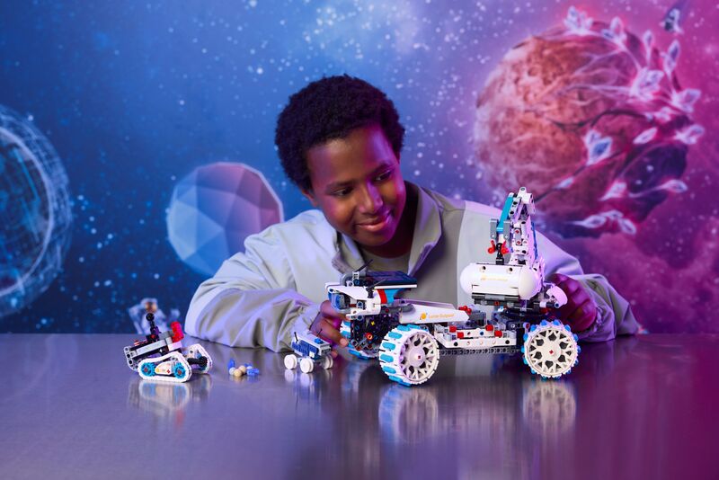 LEGO Technic Lunar Outpost Moon Rover Space Vehicle (42211) φωτογραφία