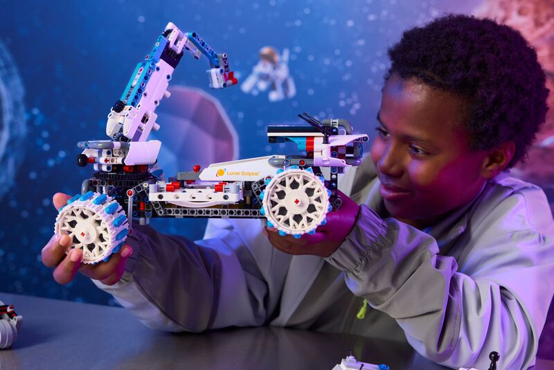 LEGO Technic Lunar Outpost Moon Rover Space Vehicle (42211) φωτογραφία