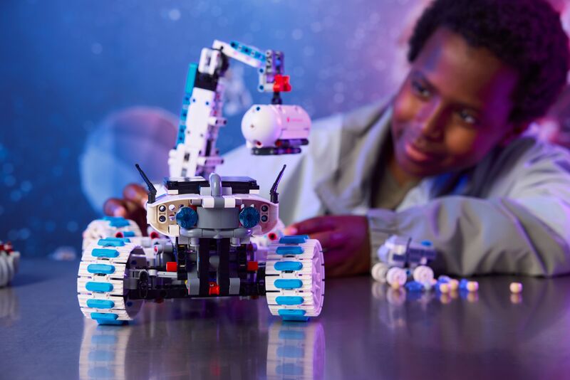 LEGO Technic Lunar Outpost Moon Rover Space Vehicle (42211) φωτογραφία