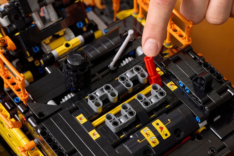 LEGO Technic Volvo EC500 Hybrid Excavator (42215) φωτογραφία