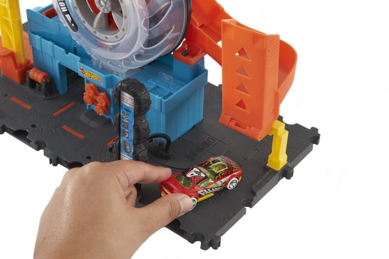 Hot Wheels Πίστα City Με Περιστρεφόμενες Ρόδες (HDP02) φωτογραφία
