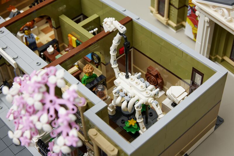 LEGO® Icons Natural History Museum (10326) φωτογραφία