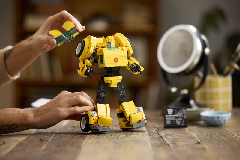 LEGO® Icons Transformers Bumblebee (10338) φωτογραφία