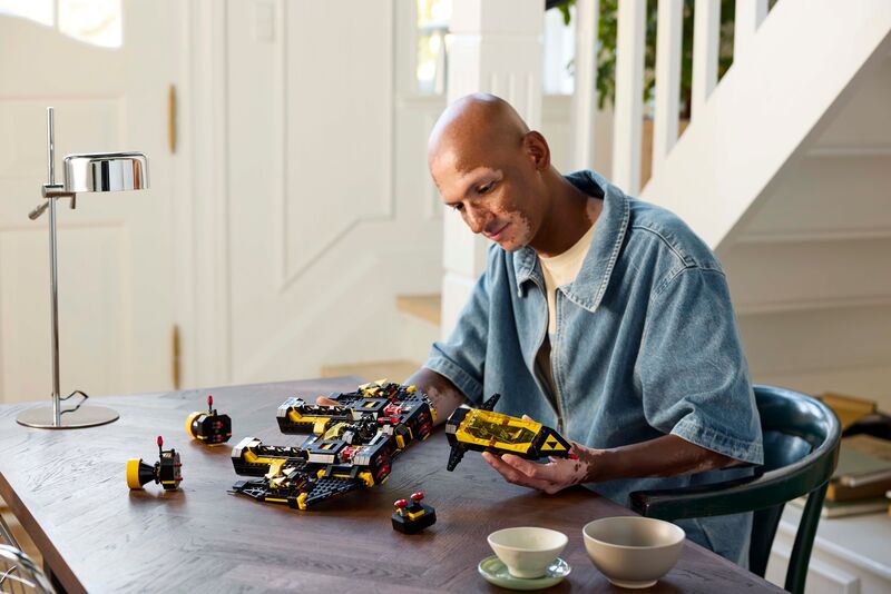 LEGO® Icons Blacktron Renegade (10355) φωτογραφία