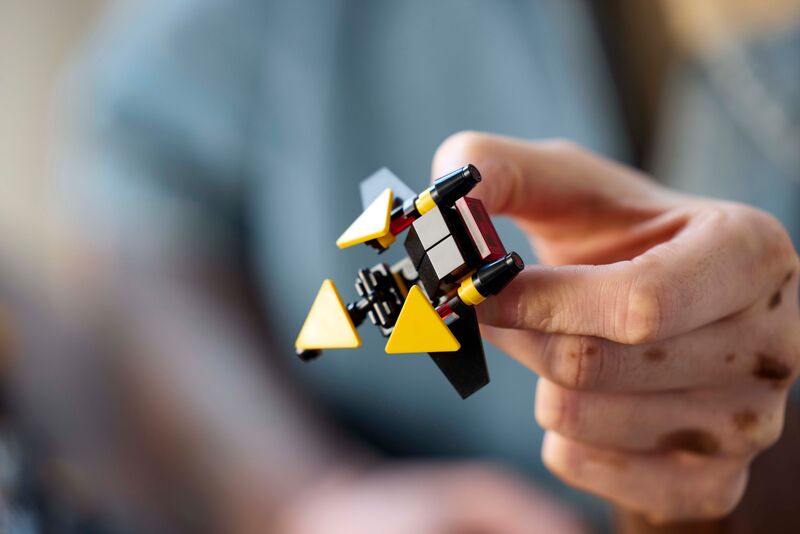 LEGO® Icons Blacktron Renegade (10355) φωτογραφία