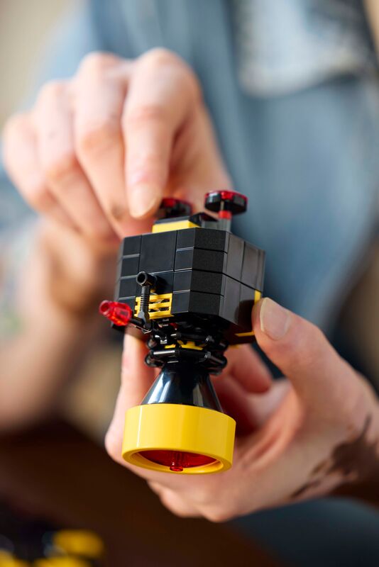LEGO® Icons Blacktron Renegade (10355) φωτογραφία