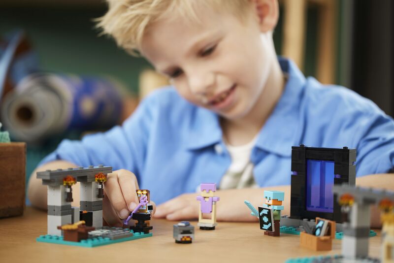 LEGO® Minecraft The Armory (21252) φωτογραφία