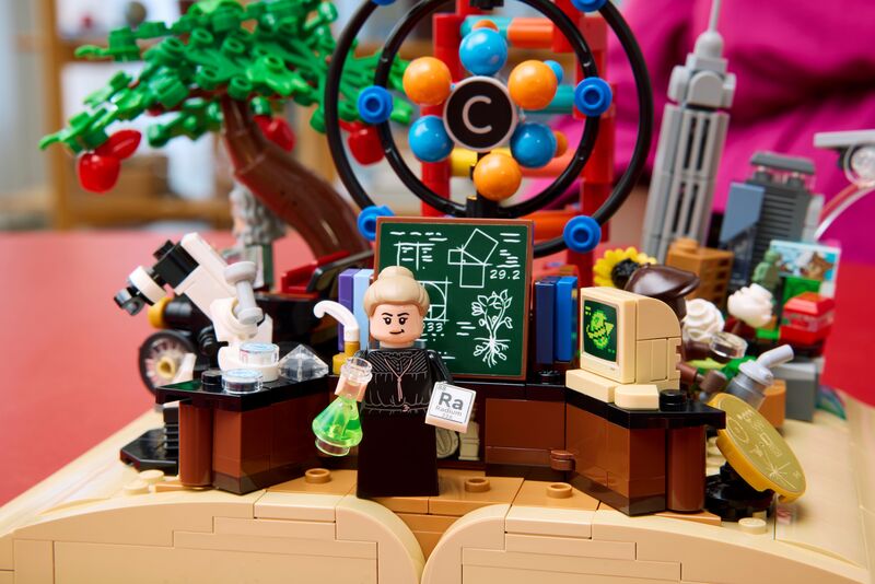 LEGO® Ideas The Evolution Of Stem (21355) φωτογραφία