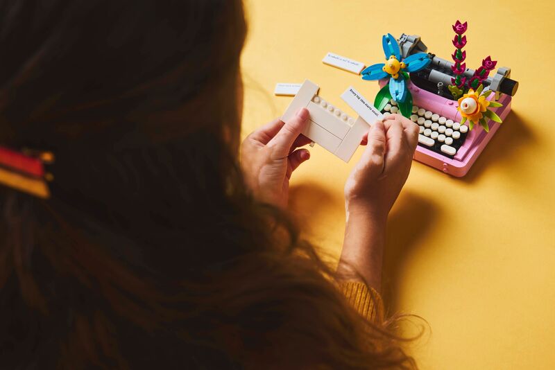 LEGO® Creator 3in1 Typewriter With Flowers (31169) φωτογραφία