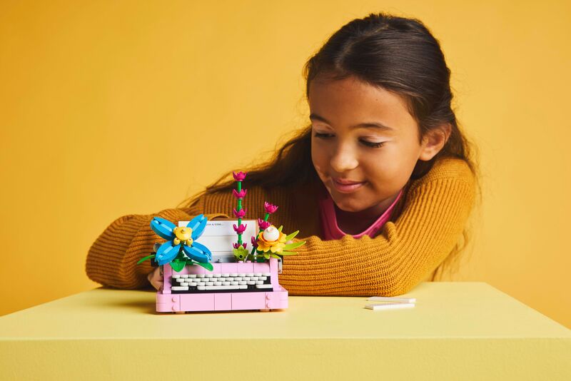 LEGO® Creator 3in1 Typewriter With Flowers (31169) φωτογραφία
