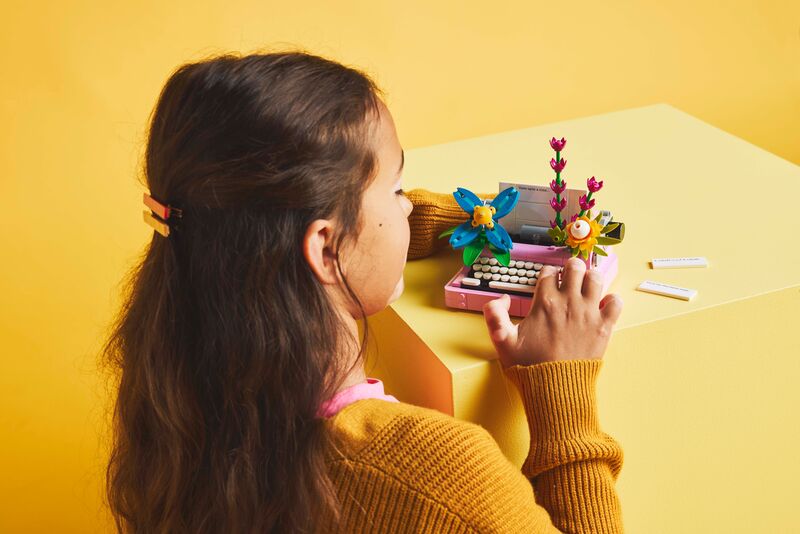 LEGO® Creator 3in1 Typewriter With Flowers (31169) φωτογραφία