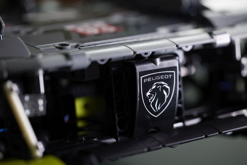 LEGO Technic Peugeot 9X8 24H Le Mans Hybrid Hypercar (42156) φωτογραφία