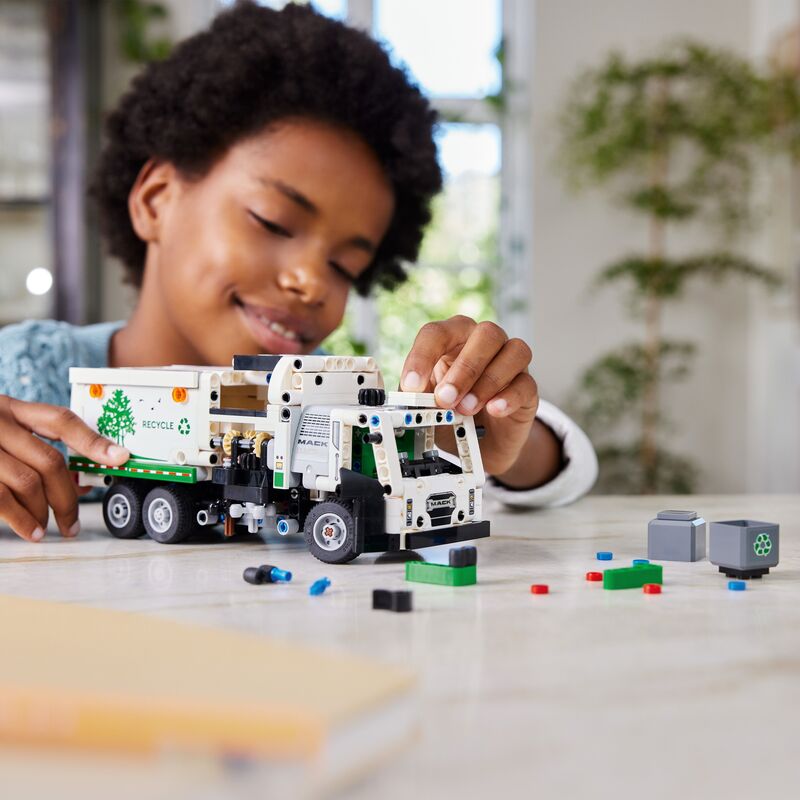 LEGO Technic Mack LR Electric Garbage Truck (42167) φωτογραφία