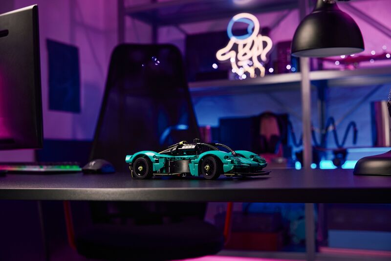 LEGO Technic Aston Martin Valkyrie (42208) φωτογραφία