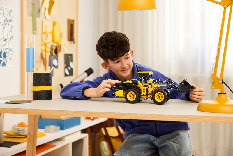 LEGO Technic Volvo L120 Electric Wheel Loader (42209) φωτογραφία
