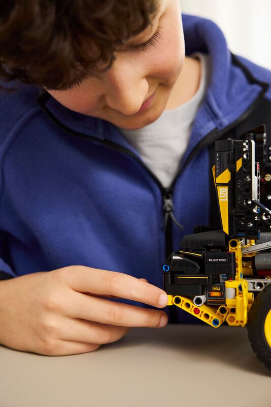 LEGO Technic Volvo L120 Electric Wheel Loader (42209) φωτογραφία