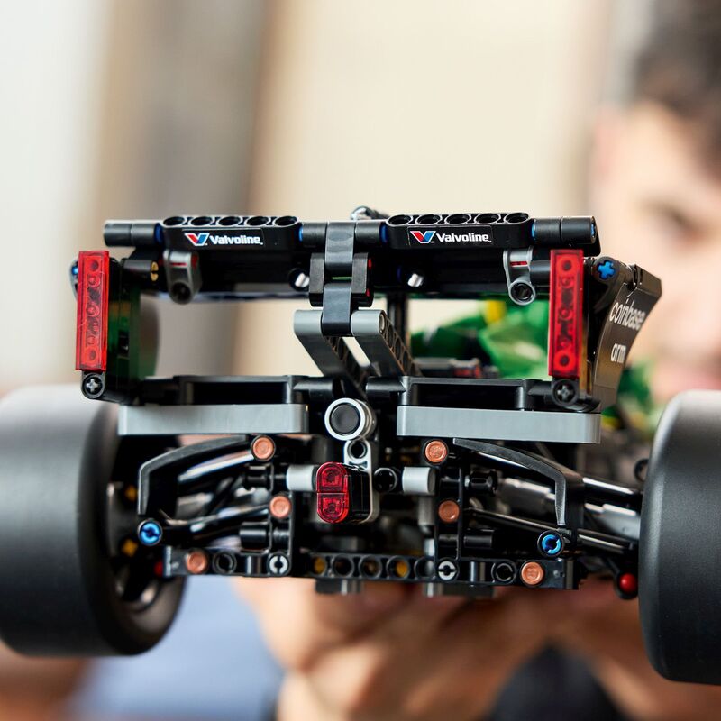 LEGO® Technic Aston Martin Aramco AMR25 F1 Car (42240) - φωτογραφία 3