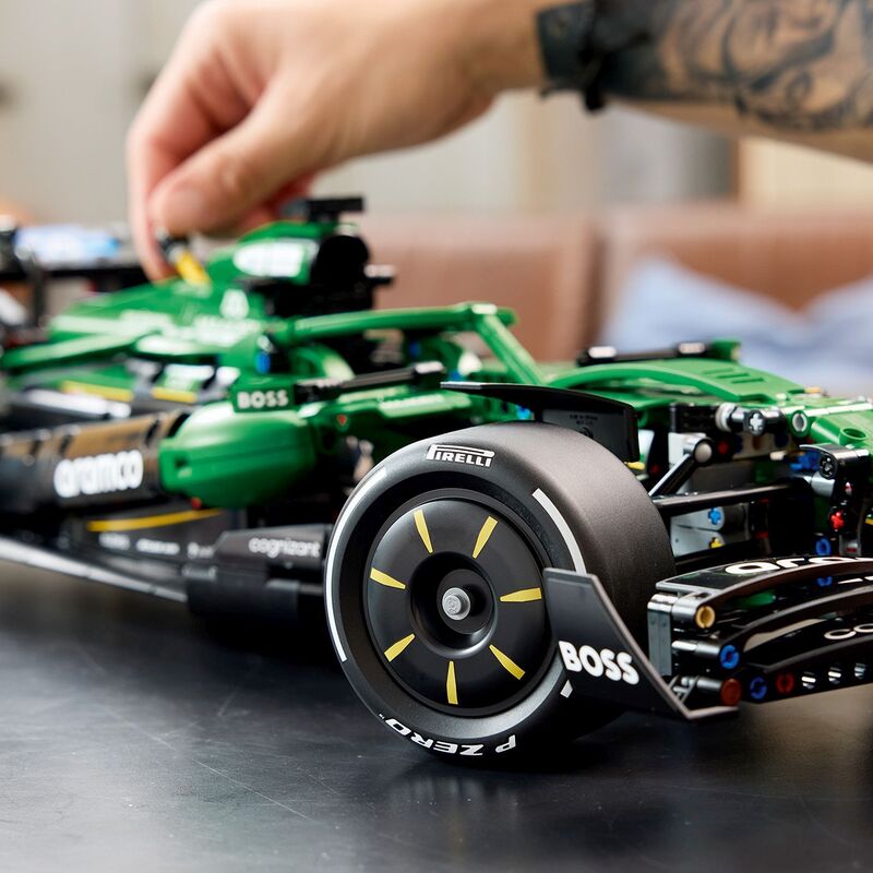LEGO® Technic Aston Martin Aramco AMR25 F1 Car (42240) - φωτογραφία 4