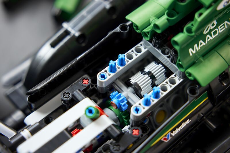 LEGO® Technic Aston Martin Aramco AMR25 F1 Car (42240) - φωτογραφία 5