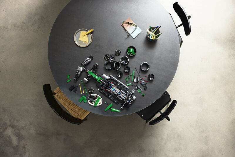 LEGO® Technic Aston Martin Aramco AMR25 F1 Car (42240) - φωτογραφία 6