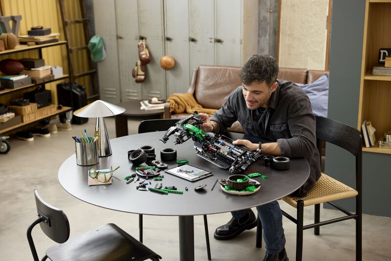 LEGO® Technic Aston Martin Aramco AMR25 F1 Car (42240) - φωτογραφία 7