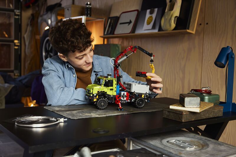 LEGO® Technic Mercedes-Benz Unimog U 5023 With Crane (42242) - φωτογραφία 7