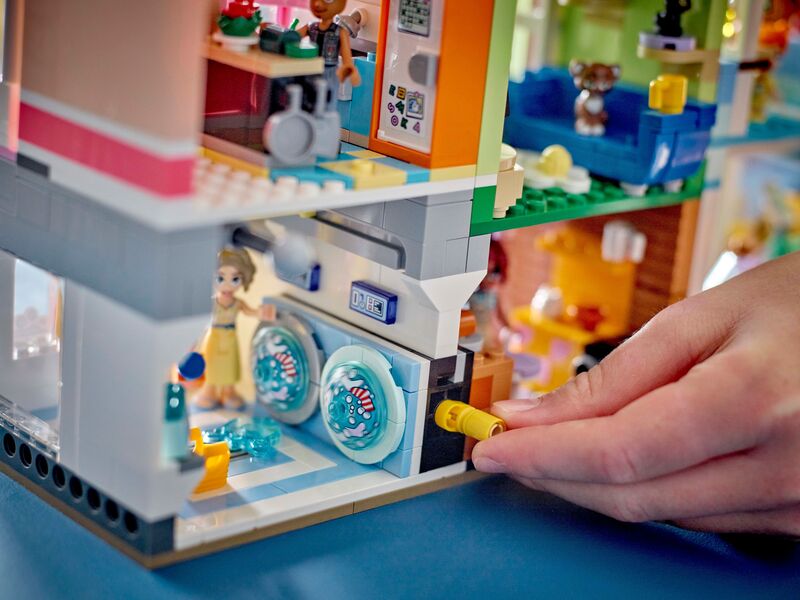 LEGO Friends Heartlake City Apartments & Stores (42670) φωτογραφία