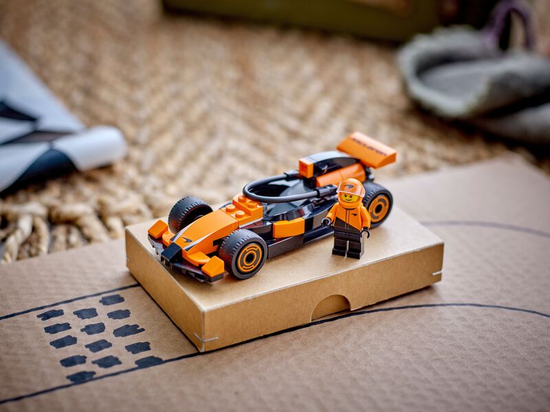 LEGO City F1 Driver With McLaren Race Car (60442) φωτογραφία