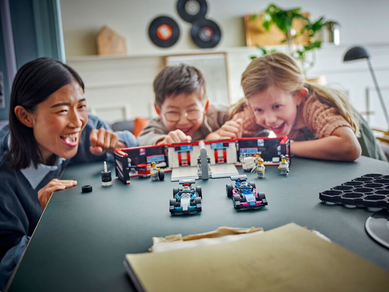 LEGO City F1 Garage & Mercedes-AMG & Alpine Cars (60444) φωτογραφία