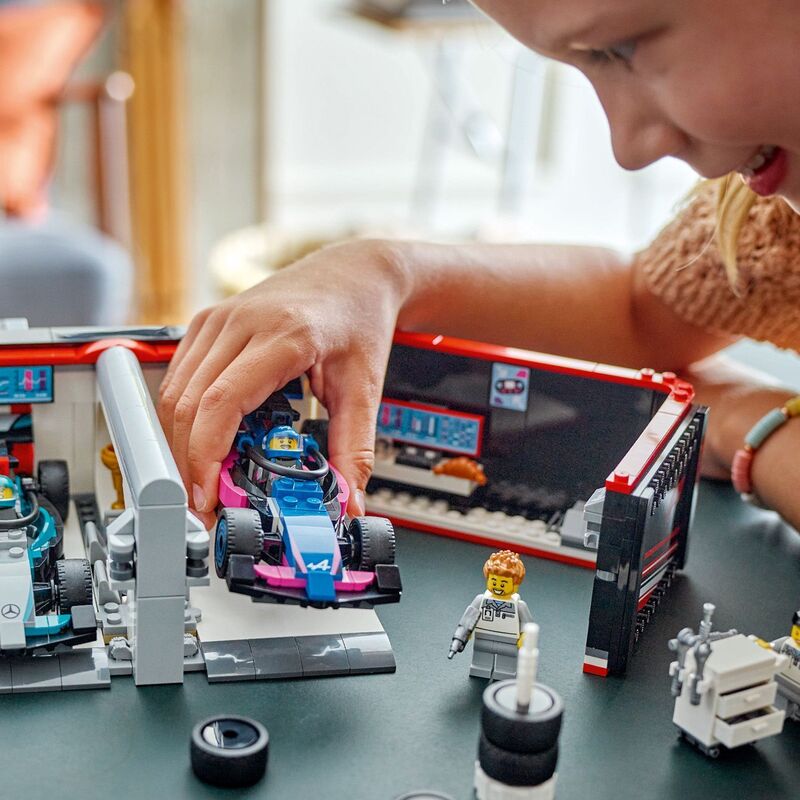 LEGO City F1 Garage & Mercedes-AMG & Alpine Cars (60444) φωτογραφία