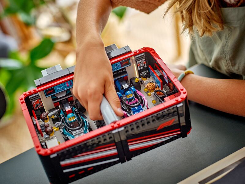 LEGO City F1 Garage & Mercedes-AMG & Alpine Cars (60444) φωτογραφία