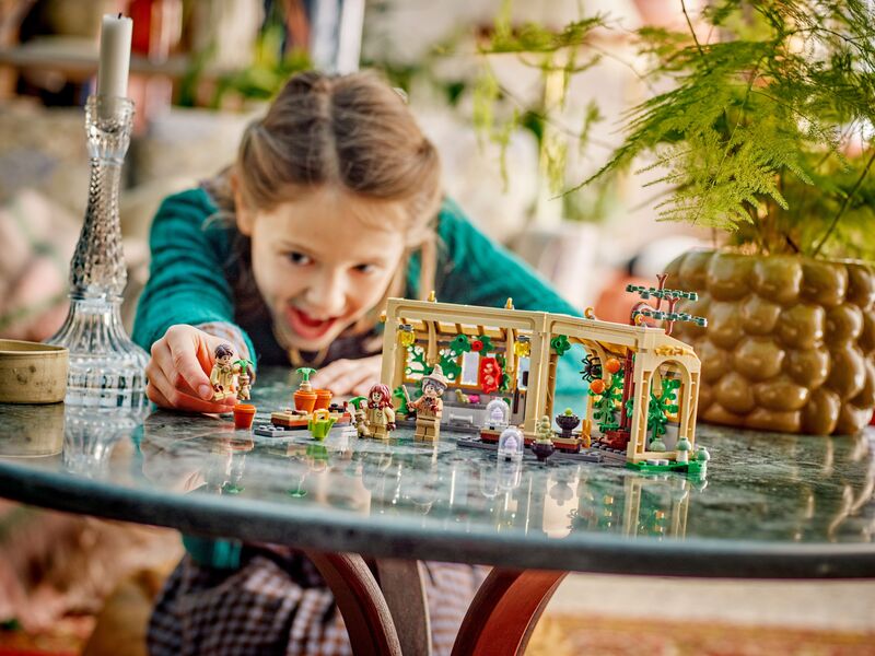 LEGO® Harry Potter Hogwarts Castle: Herbology Class (76445) φωτογραφία